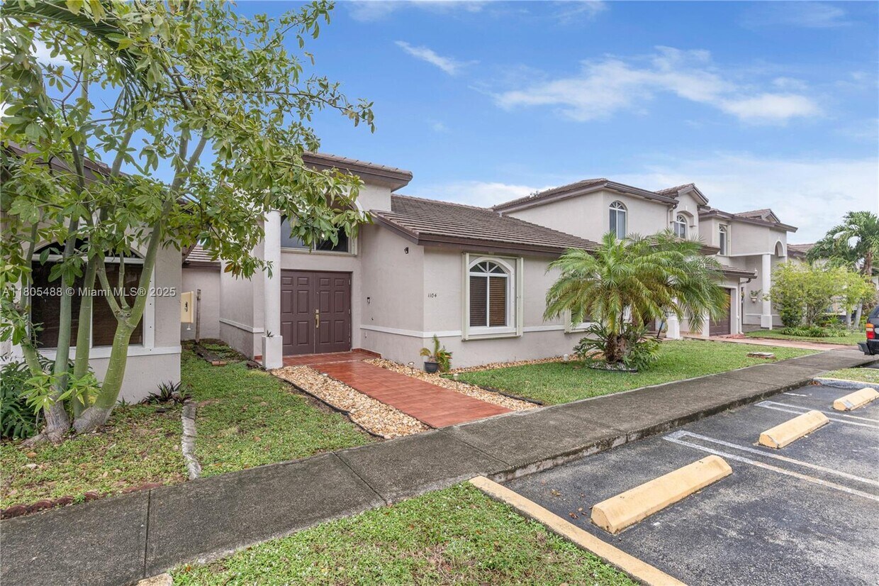 Foto principal - 8433 NW 189th St