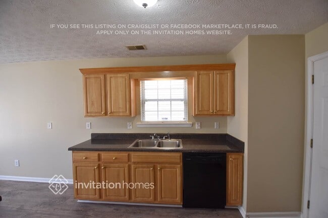 Building Photo - 9586 Lakeview Cir