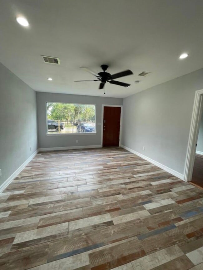 Building Photo - 425 Plymouth St