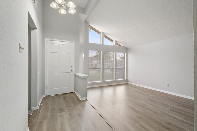 Foto del edificio - 10530 Rippling Fields Dr