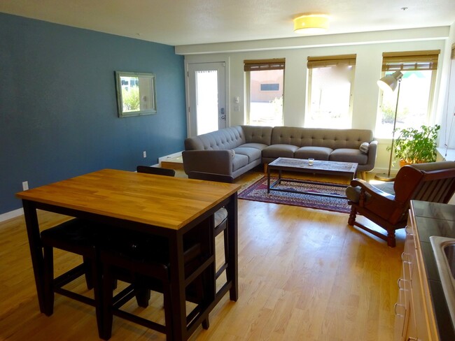 Foto del edificio - Furnished Two Bedroom Condo In Lo-Hi!! AMA...