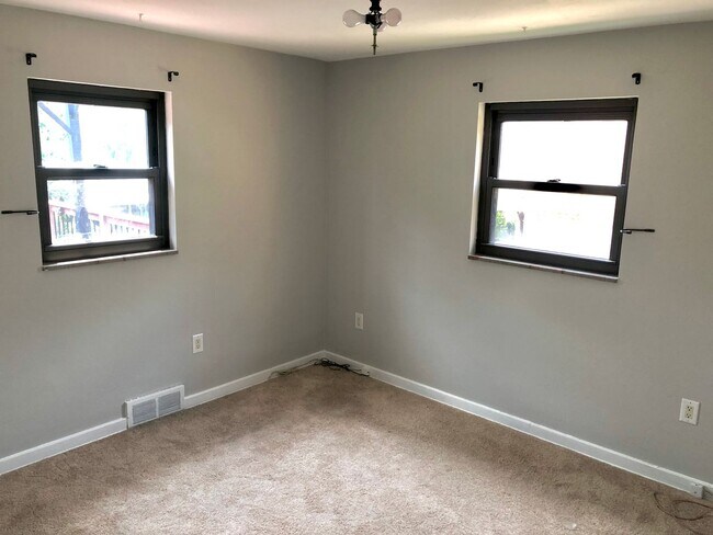 Foto del edificio - Perfectly Located 3 Bedroom W/ 2 Full Bath...