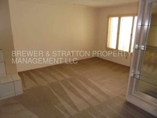 Building Photo - 631 E Royal Palm Square S