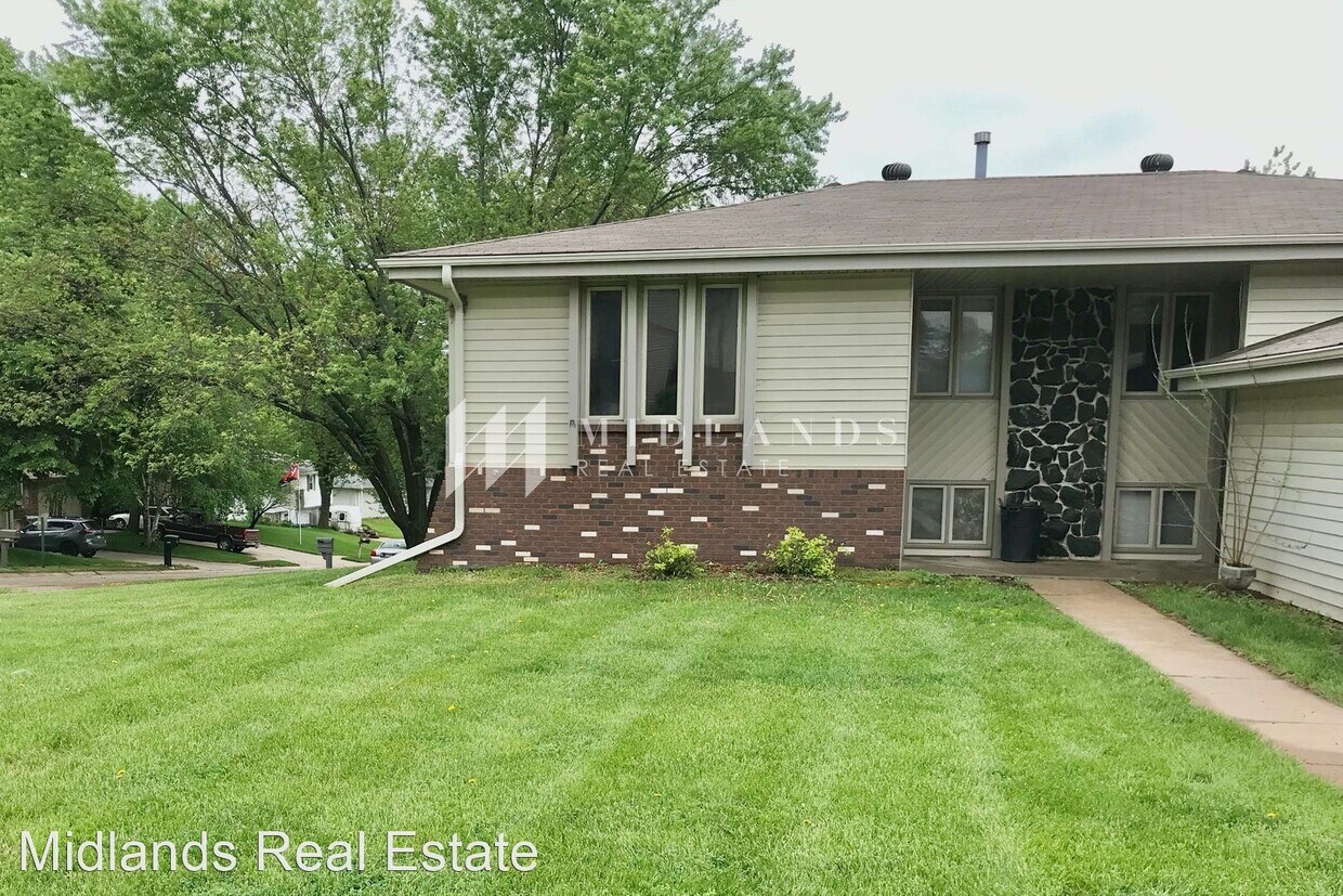 1 br, 1.5 bath House 4751 Virginia St House Rental in Bellevue, NE