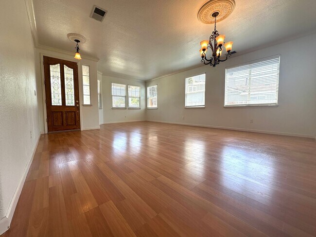 Building Photo - Beautiful 4-Bedroom Home in Prime Brentwoo...