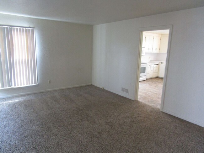 Building Photo - 2 Bedroom, 1 Bathroom with Large Basement ...