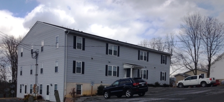 Primary Photo - 136 N Place Ln