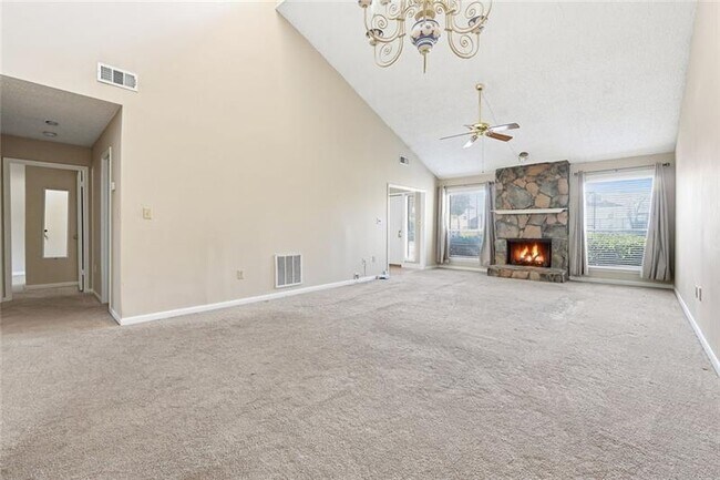 Building Photo - 813 Serramonte Dr