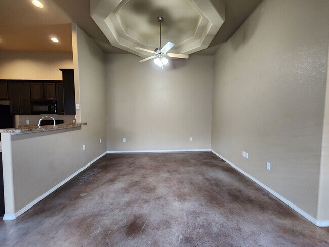 Foto del edificio - 3/2/1 Duplex w/ Stained Concrete Floors Th...