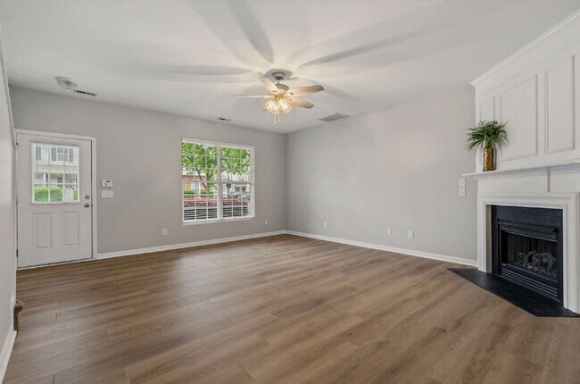 Foto del edificio - 3-Bed Townhouse in Leesville District