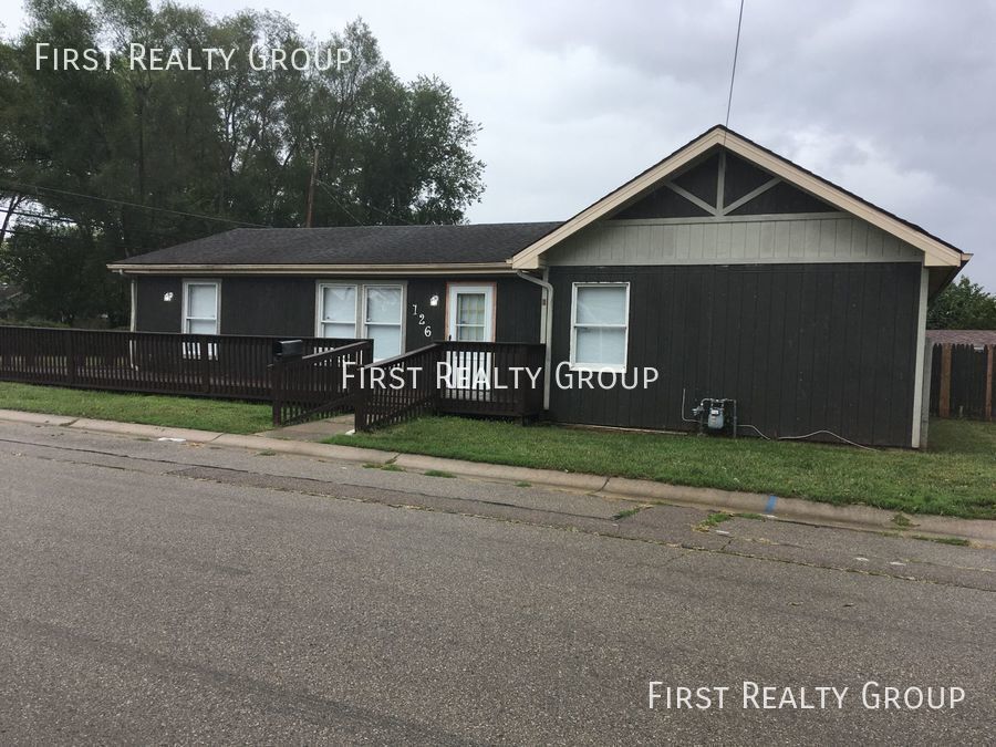 Primary Photo - Spacious 4 Bedroom, 1 Bath Home in Frankli...