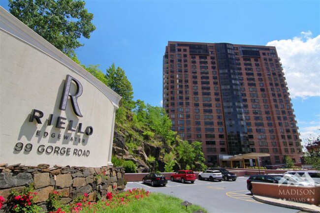 Foto del edificio - 115 River Rd