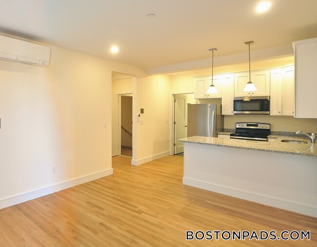 Building Photo - 877 Beacon St