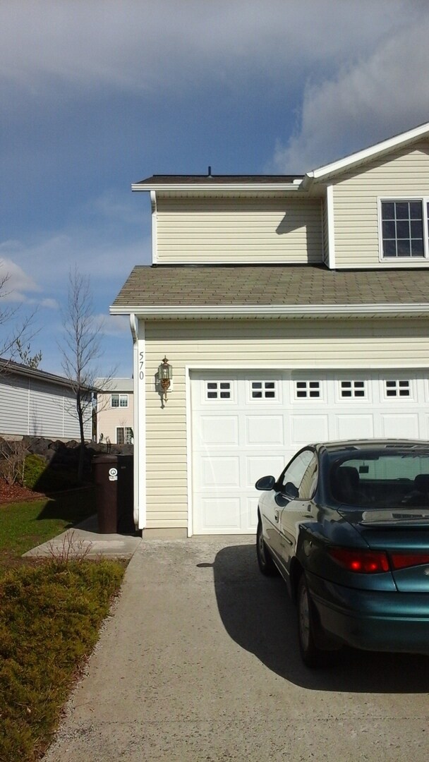 Building Photo - 570-572 SE Shoemaker Place