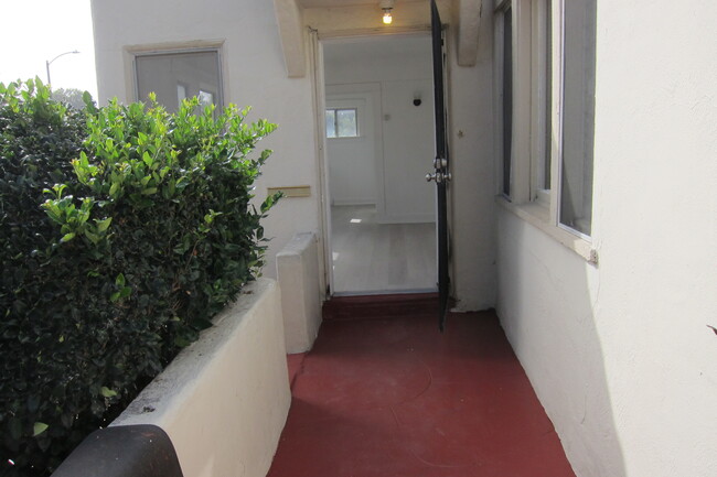 front door - 2803 S Harcourt Ave