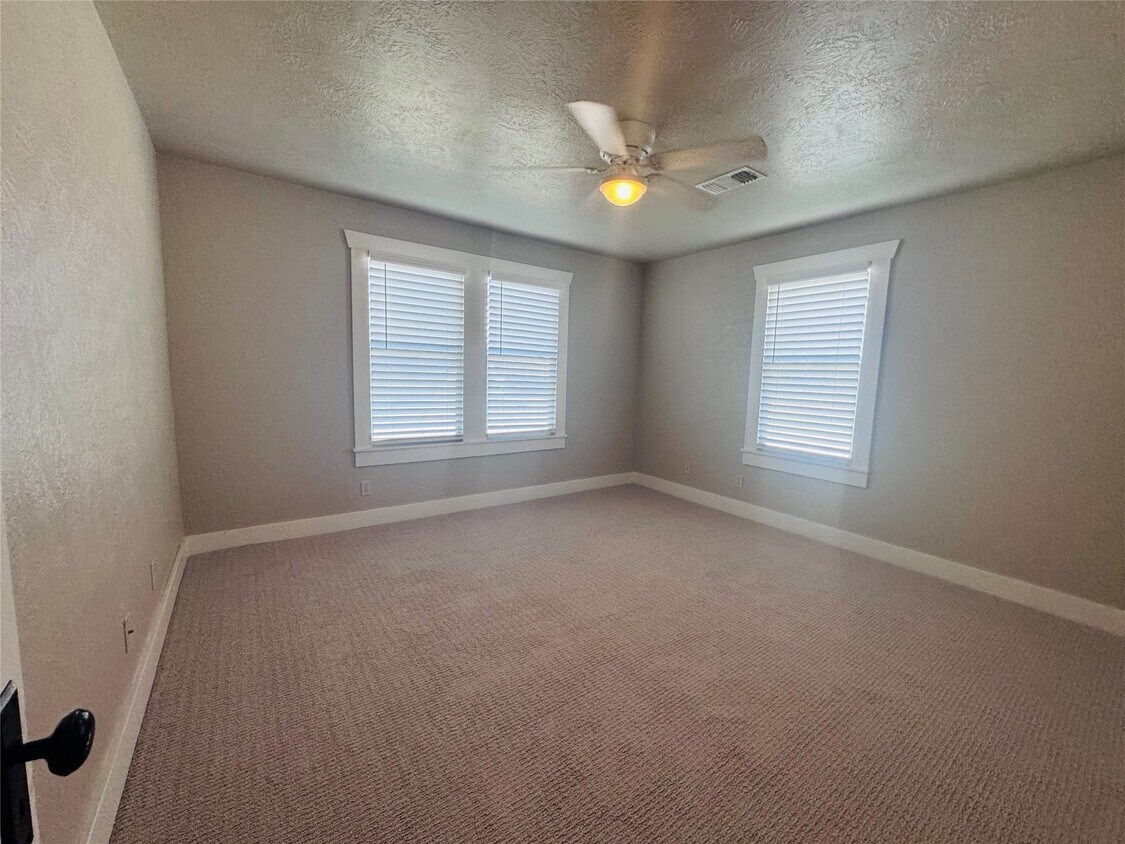 Building Photo - 510 W 6th St