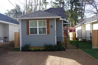 Building Photo - 10112 Barberry St