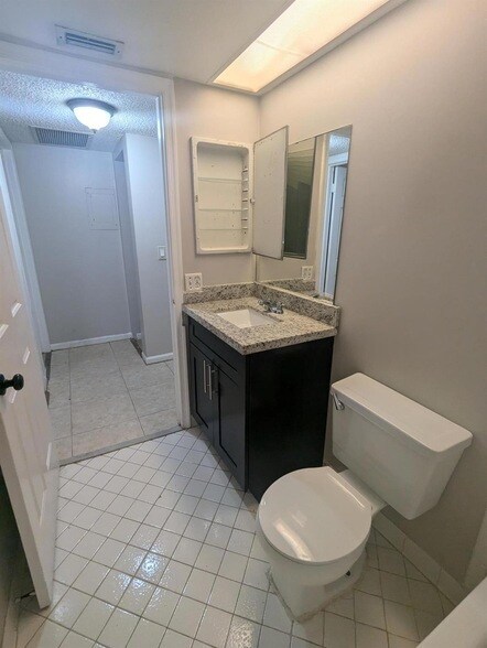 Building Photo - 4659 Oak Terrace Dr