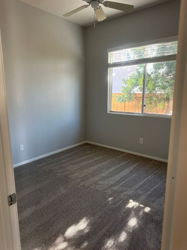 Foto del edificio - Single Story 4 bed 3 bath for Rent in Temeku Hills