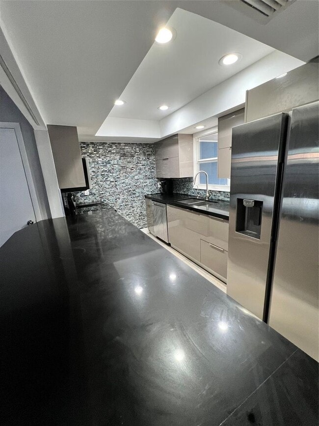 Foto del edificio - 1410 NE 56th Ct