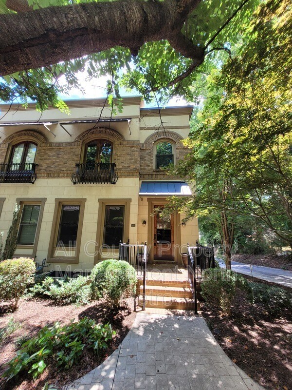 Foto del edificio - 395 Laurent St NW