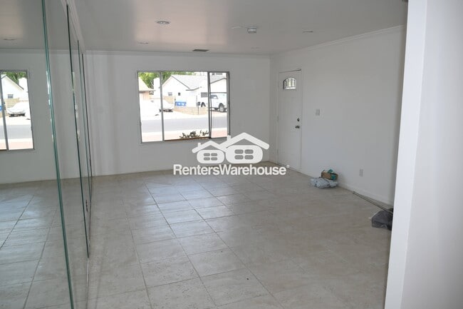 Building Photo - 2111 E Oxford Dr