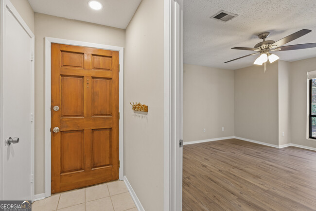 Foto del edificio - 408 Warm Springs Cir