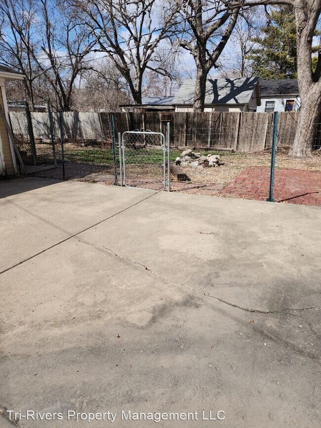 Building Photo - 3 br, 1.5 bath House - 156 S. 10th St.
