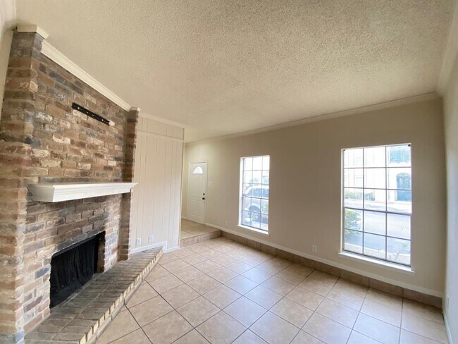 Foto del edificio - 7700 Creekbend Dr