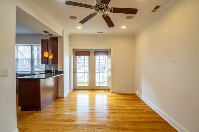Building Photo - 2709 W Glenlake Ave