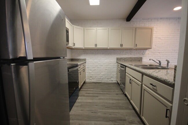 Open floor plan granite countertops and stainless steel applianceswrap around cabinets - 1208 Houston St