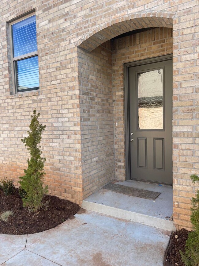 Building Photo - 3 bedroom with 2.5 bath in The Enclave