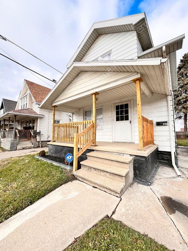 Foto del edificio - 1011 E Manhattan Blvd