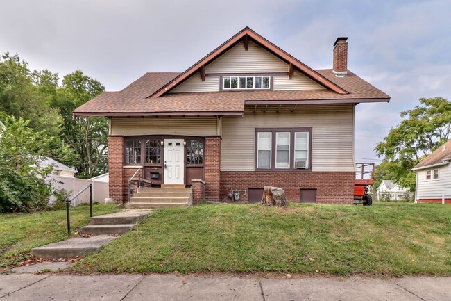 Building Photo - Large House