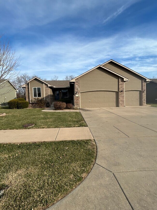 Foto del edificio - Updated 5 Bedroom , 3 Bath House in Derby Large back Yard