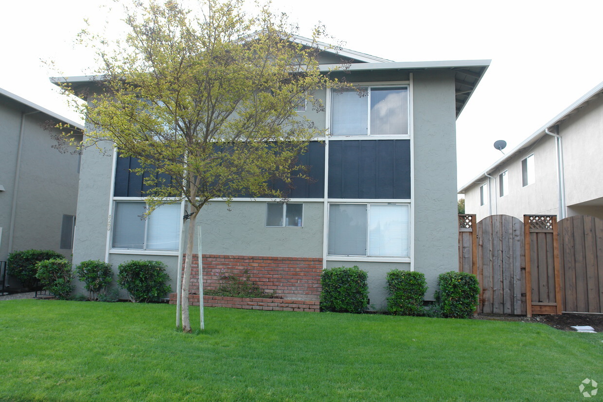 Building Photo - 4260 Payne Ave