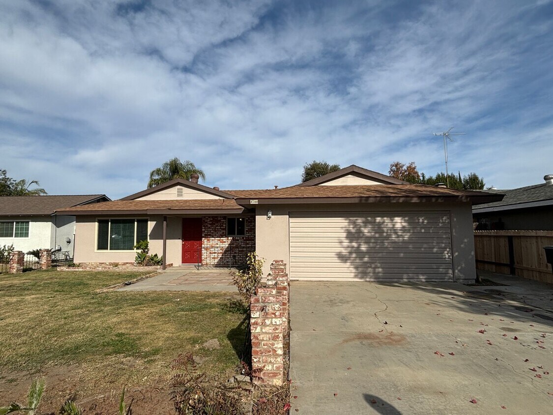 Primary Photo - West Visalia Home near Shopping Center!