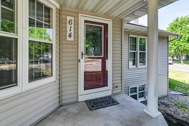Building Photo - 614 Worthington Way
