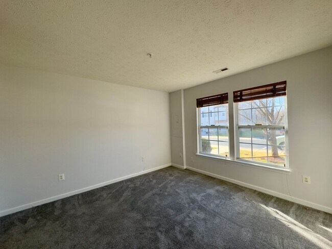 Foto del edificio - Spacious 4-Bedroom Townhome with Modern Am...