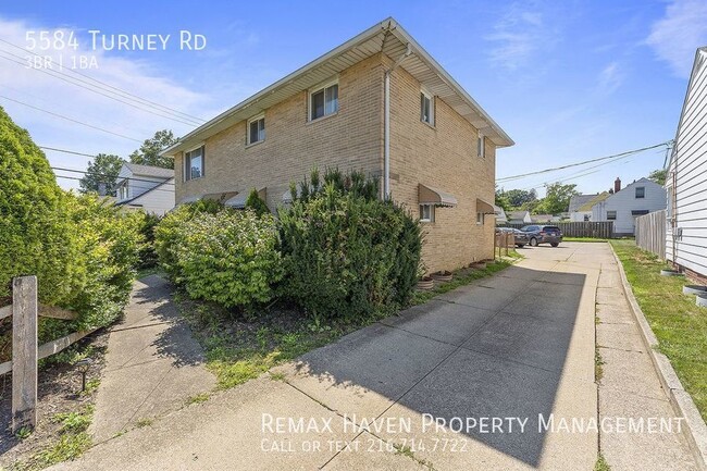 Foto del edificio - 5584 Turney Rd. - Down, Garfield Hts - 3 b...