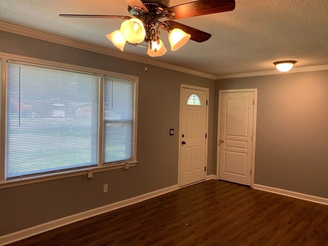 Building Photo - 4 Bedroom, 2 Bath Brick Home in Manchester...