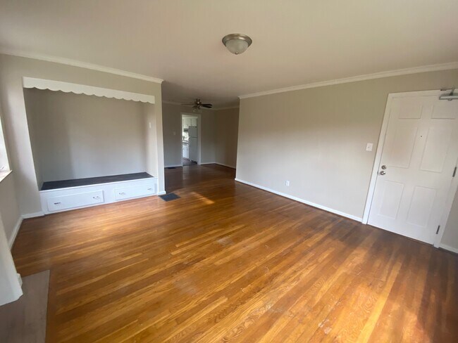 Building Photo - 825 Kenwick Rd