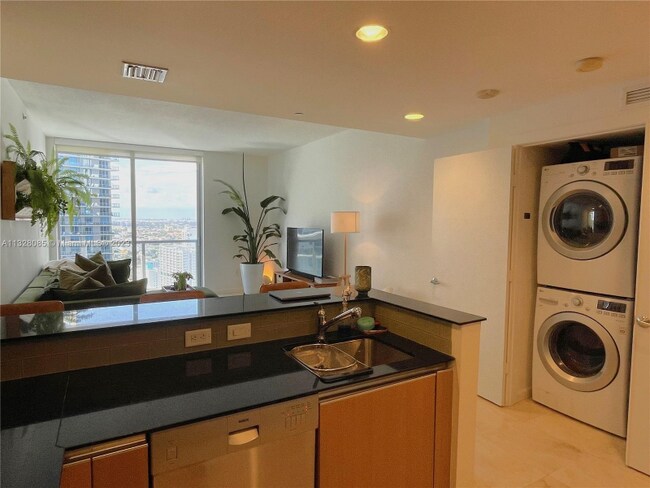 Building Photo - 1060 Brickell Ave
