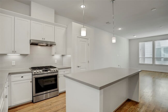 Building Photo - 954 W 18th St