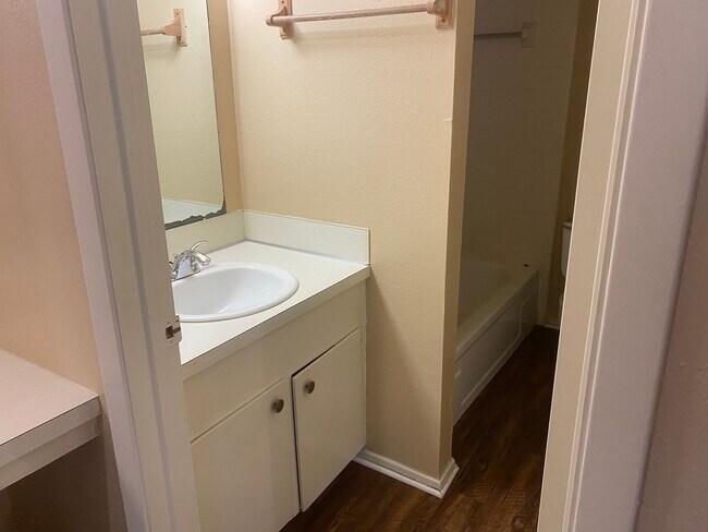 Foto del edificio - 1 Bed + 1 Bath - Spacious Townhome close to Campus and Park