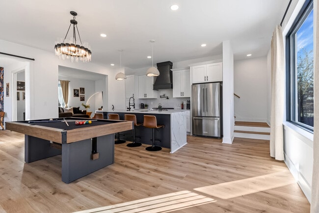 Building Photo - 554 Rosedale Ave