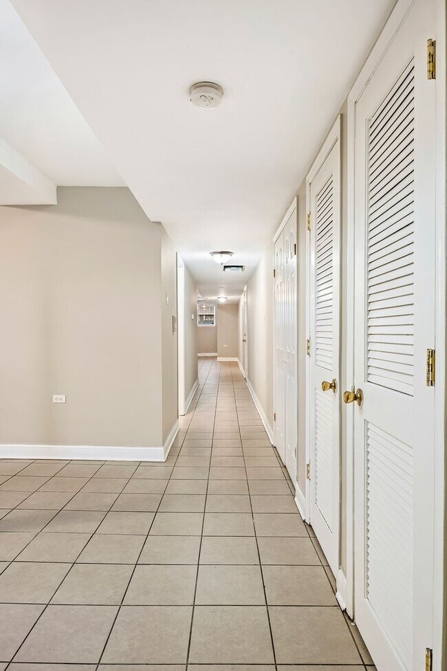 Building Photo - 4851 S Prairie Ave | Jim Sears