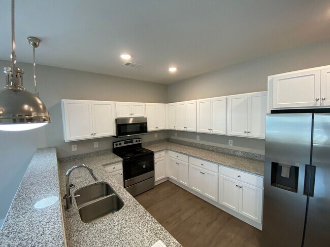 Foto del edificio - PRE-LEASING FOR AUGUST 2026! NEW CONSTRUCTION!