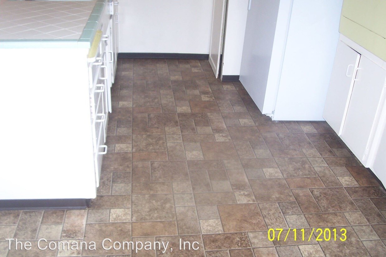 Building Photo - 212 W Cypress Ave