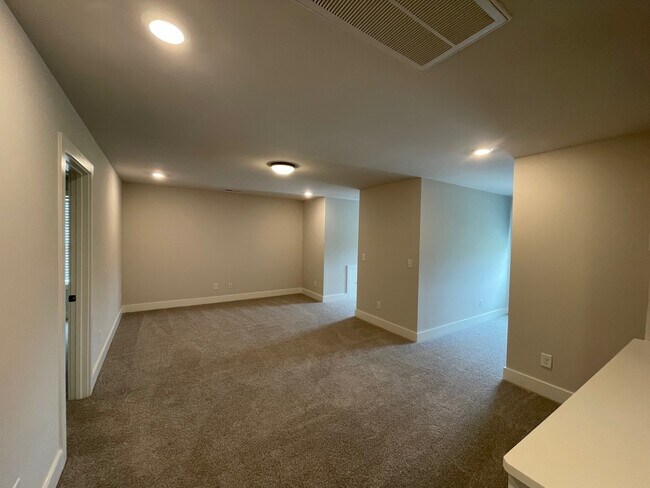 Building Photo - 5168 Vinnie Dell Dr